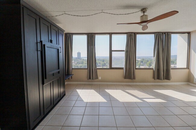 Building Photo - 410 W 7th St