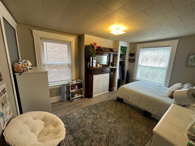 Building Photo - 5 Bedroom House Located In Clifton Near UC's Campus