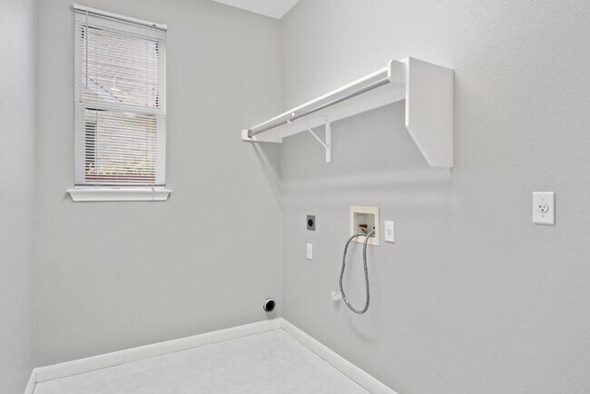 Building Photo - 10724 Thoroughbred Dr