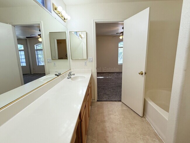 Building Photo - 10306 E Delta Ave