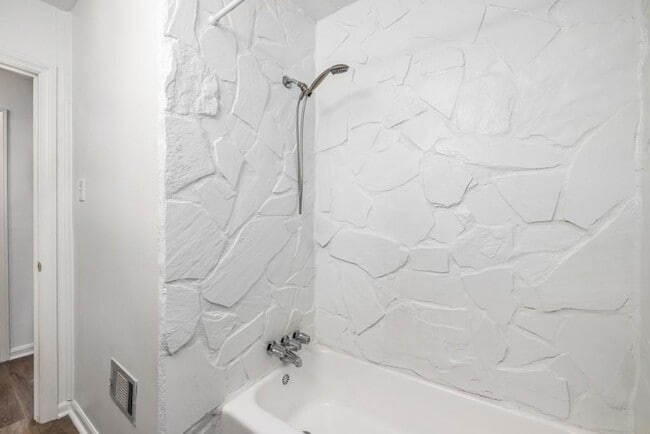 Building Photo - 1801 Crestridge Dr SE