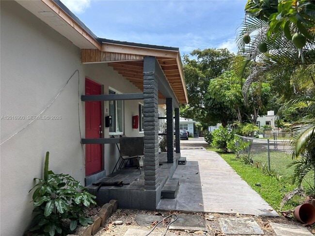 Building Photo - 2843 SW 37th Ct