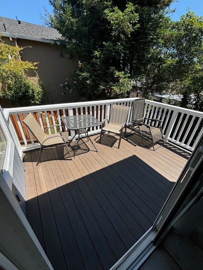 Building Photo - 4 bedroom 2.5 Bathroom Skyhawk Single Fami...