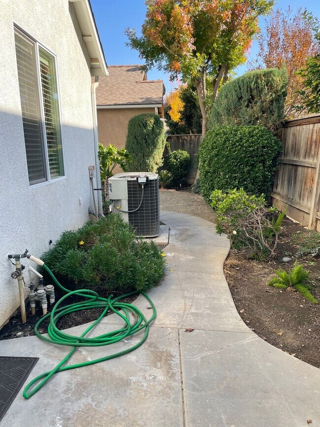 Building Photo - 714 W Riviera Ln