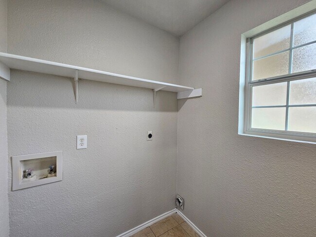Building Photo - 4601 Hudson Dr