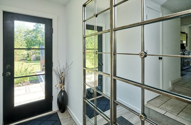 Building Photo - 6098 Upper York Rd