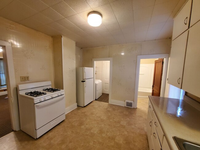 Building Photo - Cute 2 bedroom with garage & fence in back...
