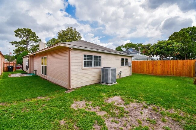 Building Photo - 11823 Zarroll Dr