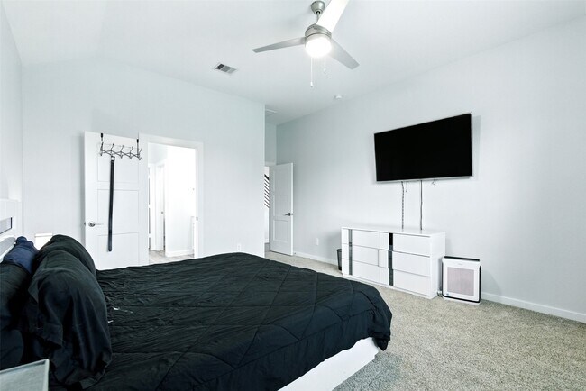 Building Photo - 14245 Lake Lodge Dr