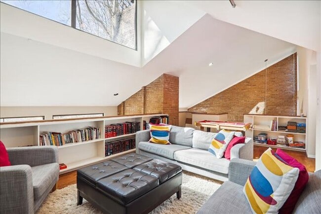 Building Photo - Uniquely located, and beautifully appointe...
