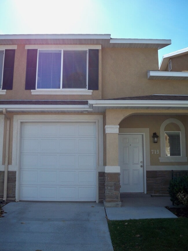 Building Photo - Beautiful 3 Bedroom Townhome in Sandy!