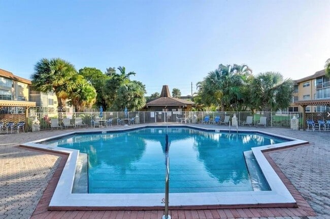 Building Photo - 5041 W Oakland Park Blvd