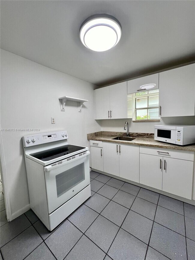 Building Photo - 225 SW 51st Ave