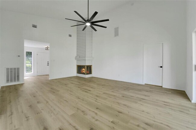 Building Photo - 964 Lake View Dr