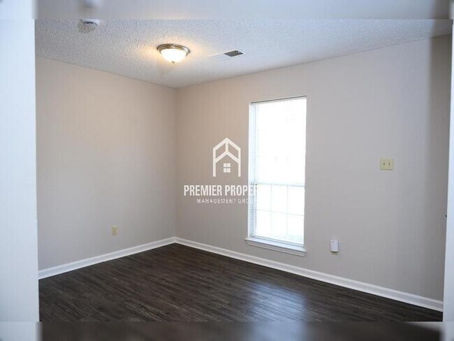 Building Photo - 3017 Meadows Ln
