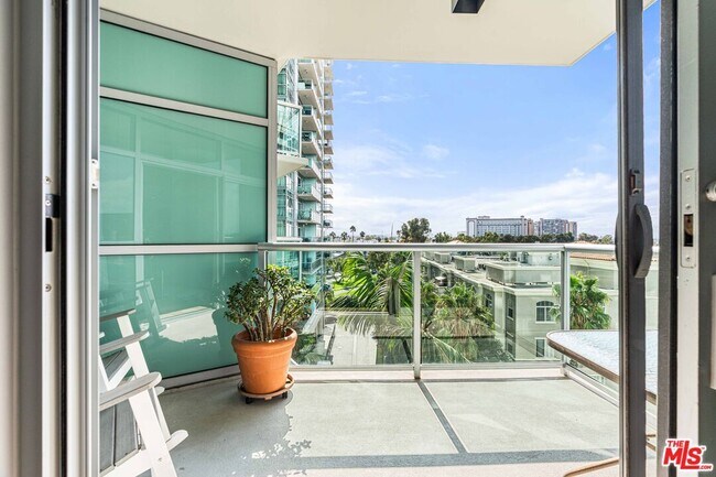 Building Photo - 13700 Marina Pointe Dr