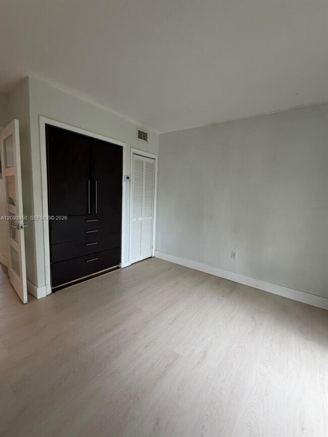 Building Photo - 1330 W 54th St