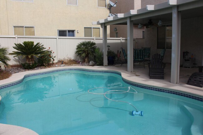 Building Photo - BEAUTIFUL 4 BEDROOM HOME WITH A POOL!
