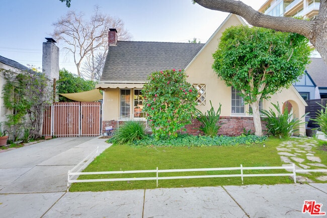 Building Photo - 8838 Rosewood Ave