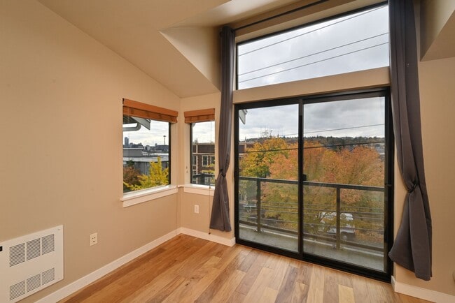 Building Photo - Modern & Spacious 2+ Bedroom/3.25 Bath Vie...