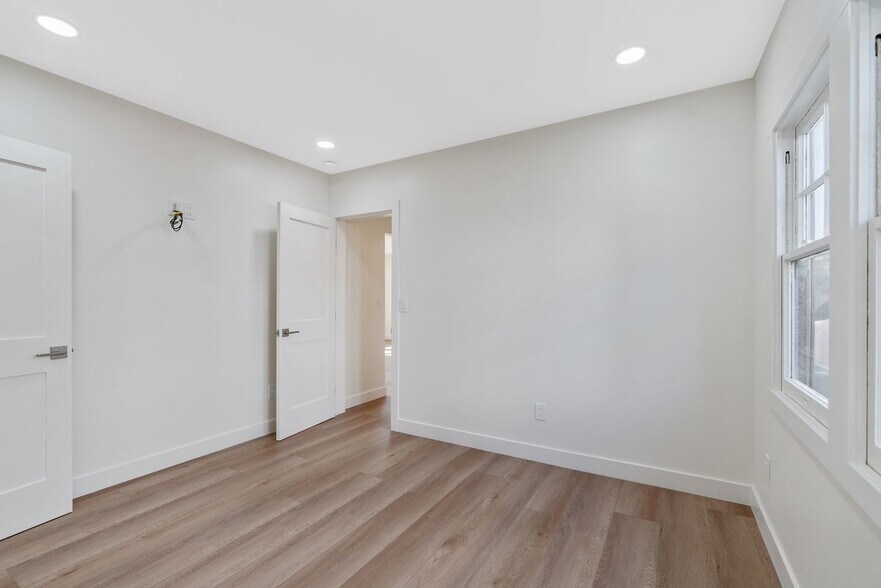 Building Photo - 744 Gladys Ave