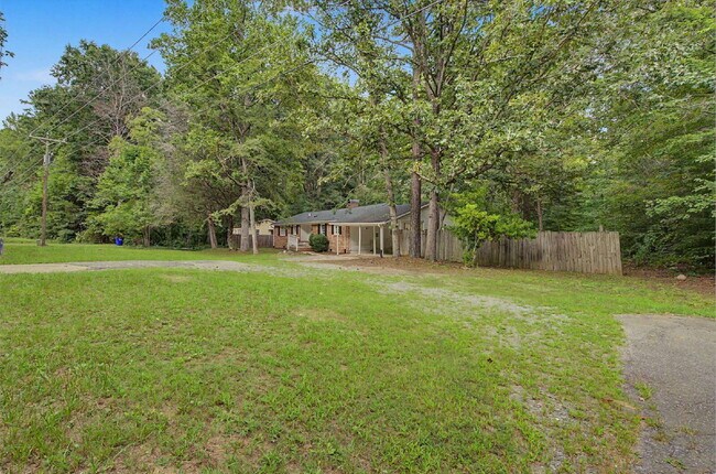 Building Photo - Ranch Home on Private lot in Chapel Hill