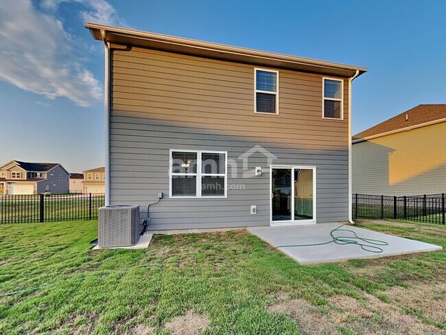 Building Photo - 5231 Valor Dr