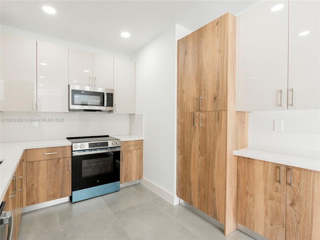 Building Photo - 1181 NE 202nd St