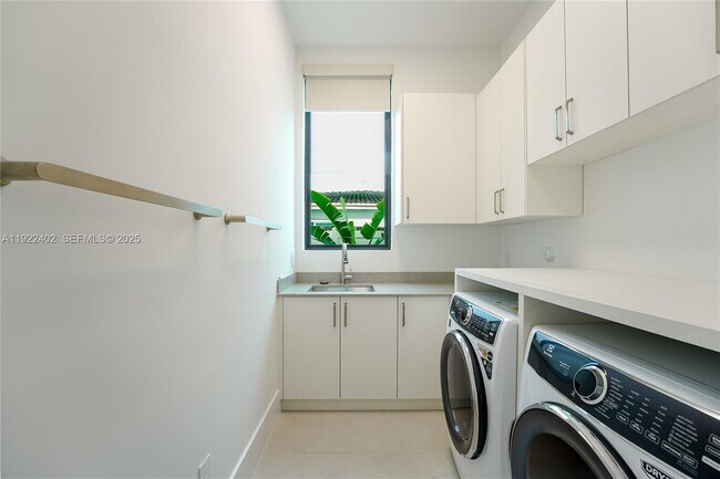 Building Photo - 333 NE Spanish Ct