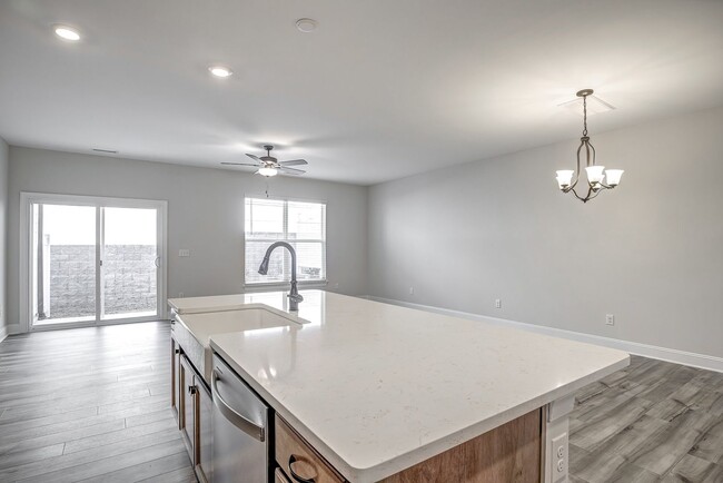 Building Photo - Updated Townhome with 1 Car Garage - close to Southpoint!