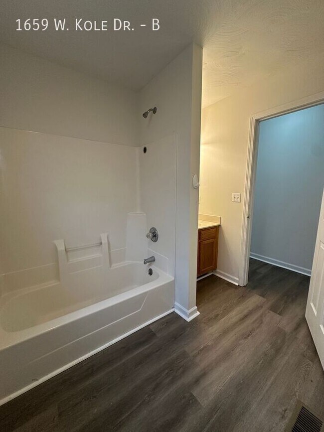 Building Photo - 1659 W Kole Dr