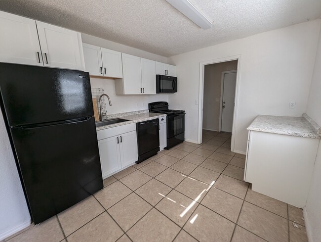 Building Photo - 416 40th St E