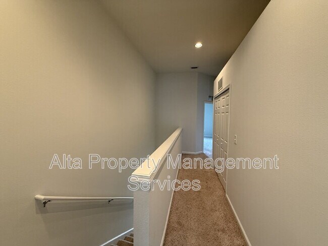 Building Photo - 6812 Roundleaf Dr