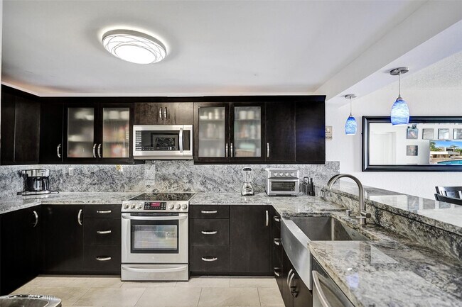 Building Photo - 13 Royal Palm Way