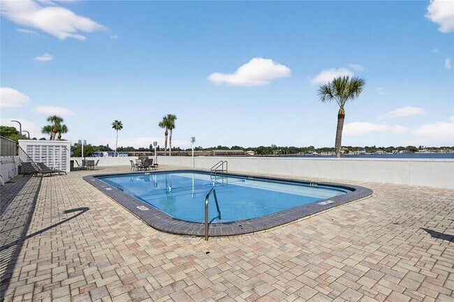 Building Photo - 7100 Sunshine Skyway Ln S