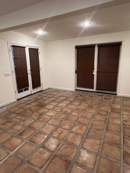 Building Photo - 1124 Hi Point St