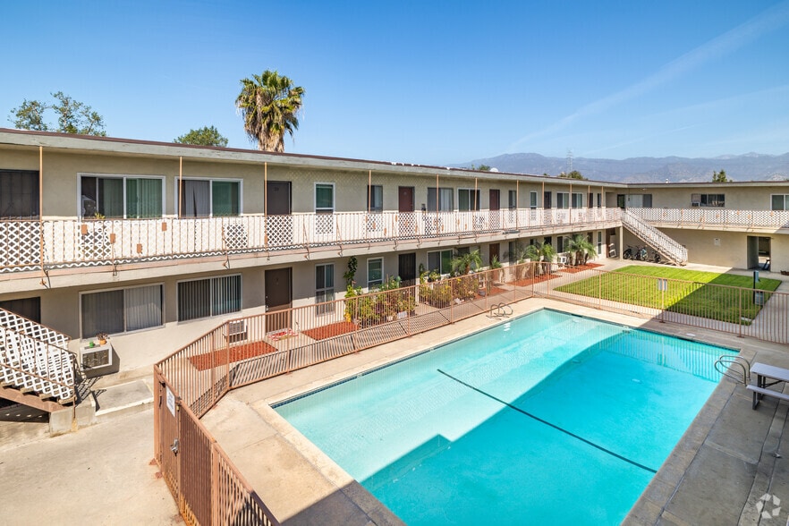 Refreshing Pool - Westgate Villa Apartments