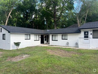 Building Photo - Newly Renovated Unit!
