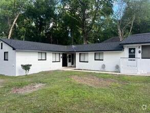 Building Photo - Newly Renovated Unit!