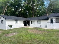 Building Photo - Newly Renovated Unit!