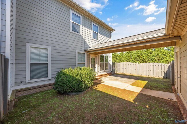 Building Photo - 120 Park Square Ln