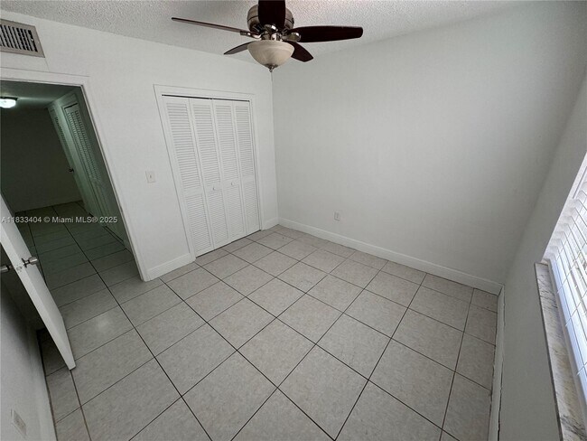 Building Photo - 921 W 80th Pl