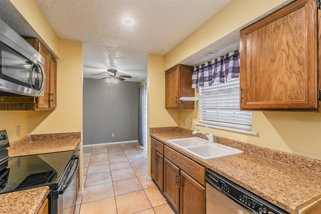 Building Photo - 611 Lost Springs Ct