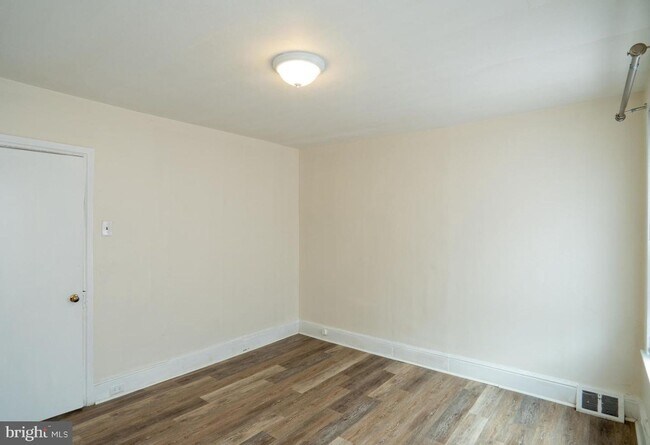 Building Photo - 1420 S Hicks St