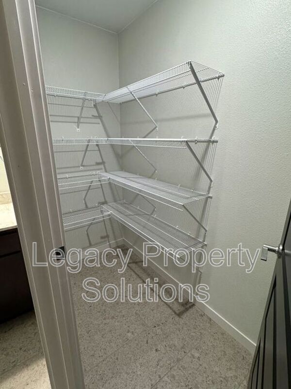 Building Photo - 208 E Greenfield Ln