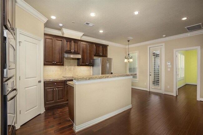 Building Photo - 2050 Palm Forest Ln