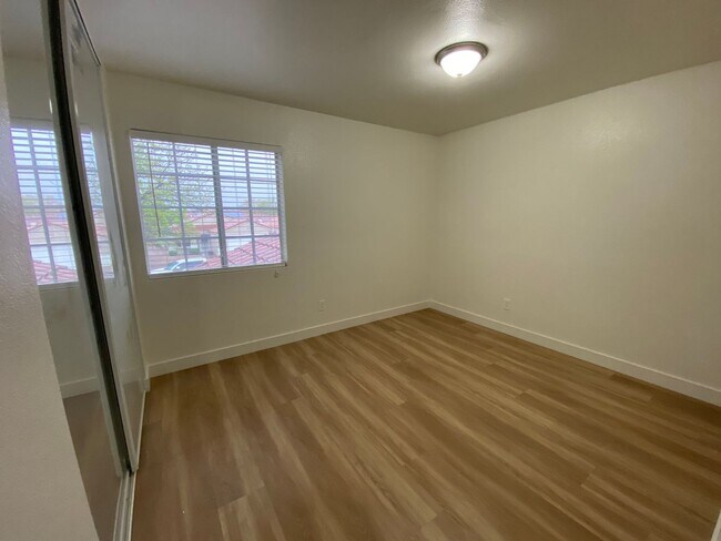 Building Photo - 4 Bed/2.5 Bath - Remodeled