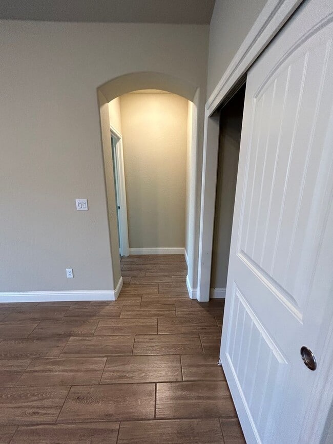 Building Photo - Beautiful 4 Bedroom 2 Bathroom Home in SE Visalia with Solar and Yard Care!