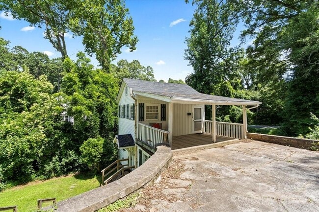 Building Photo - 904 Edgewood Cir