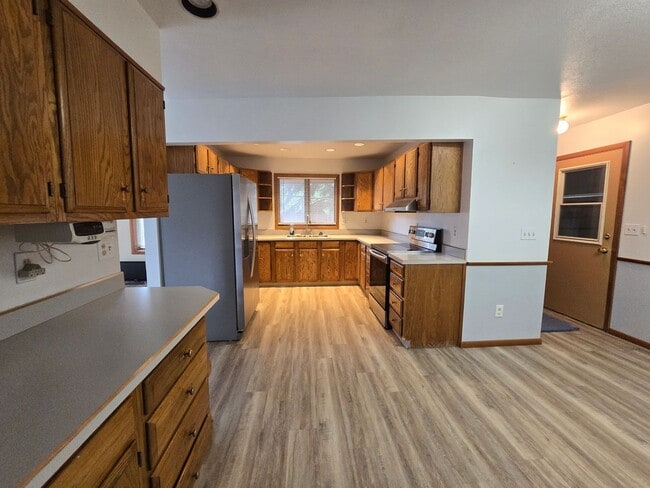Building Photo - Large 5 Bed, 3 Bath House